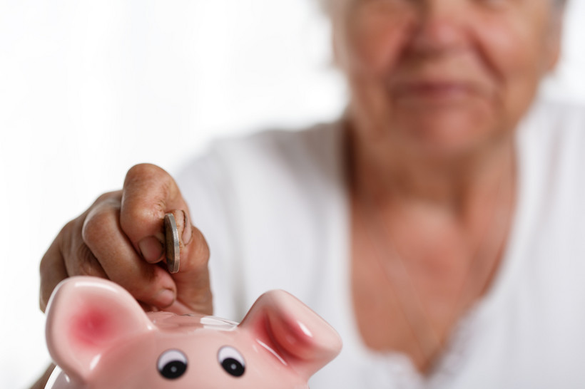 Osoby, które odłożyły niewiele składek, mogą otrzymać emeryturę minimalną finansowaną z budżetu.
