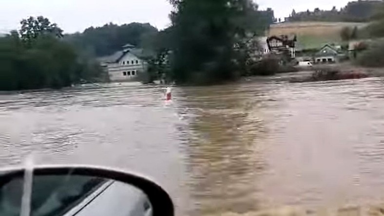 Zakopianka zatopiona przez powódź błyskawiczną, widok ...