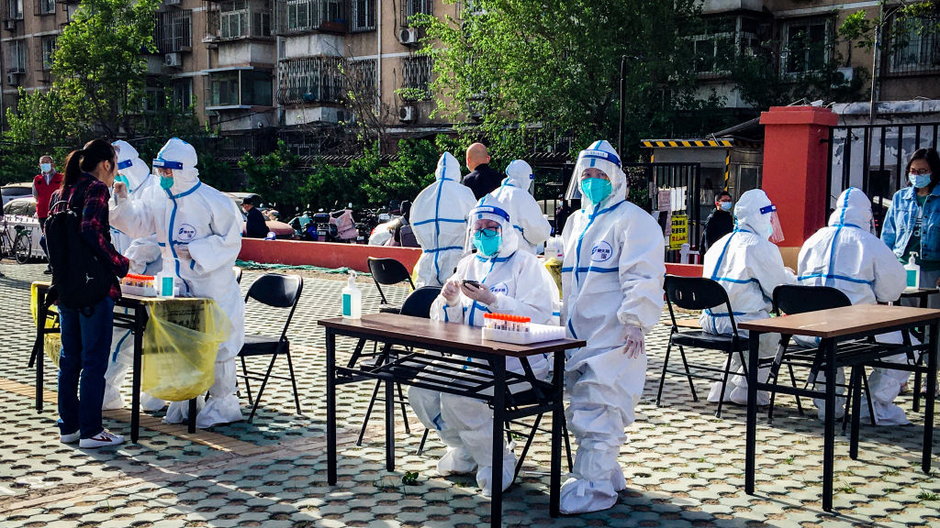 Pracownik medyczny pobiera wymaz od mieszkańca chińskiej stolicy, aby przeprowadzić test w kierunku COVID-19