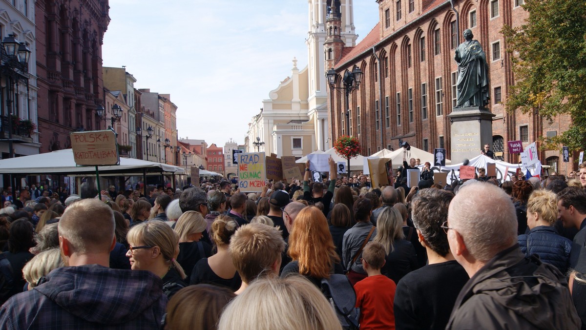 Komitet Obrony Demokracji, Społeczny Toruń, Razem i kilka innych organizacji szykują na sobotę dwie pikiety, które odbędą się pod pomnikiem Mikołaja Kopernika. Pierwsza, sprzeciwiająca się rasizmowi, rozpocznie się w południe. Druga, w obronie sądów i samorządów, dwie godziny później.