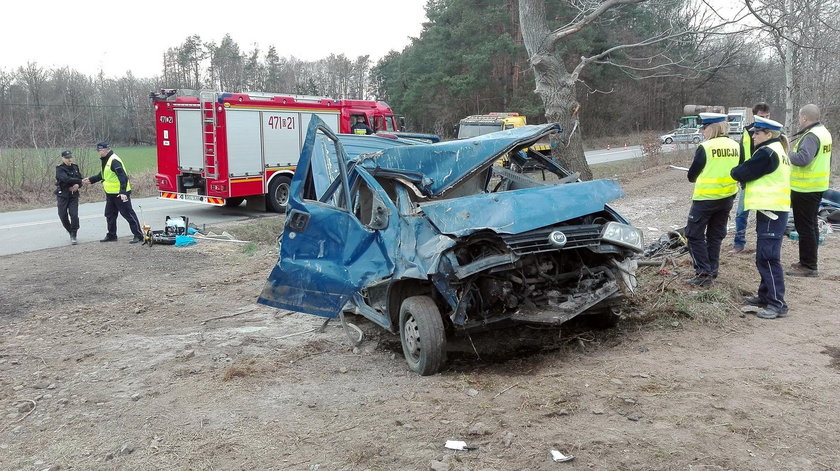 Śmiertelny wypadek na Opolszczyźnie. Pijany kierowca z impetem uderzył w drzewo
