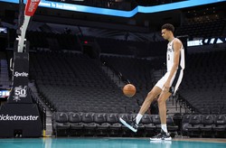 Victor Wembanyama rozczarował. W debiucie tylko dwa razy trafił do kosza z gry
