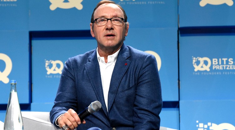 Egyre nagyobb a botrány Kevin Spacey körül - Sem Emmy-díj, sem Frank Underwood, sem normális gyerekkor