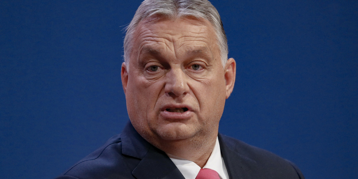Orban podkreślił, że Węgry są "po szyję w czwartej fali" pandemii i wszyscy, którzy się jeszcze nie zaszczepili przeciw koronawirusowi, narażają własne życie.