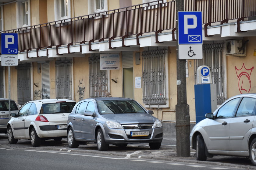 Dziewczyna Kalisza parkuje na miejscu dla niepełnosprawnych