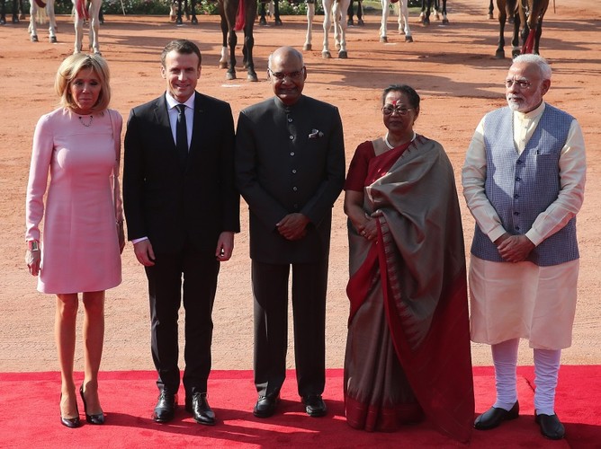 Brigitte i Emmanuel Macronowie z premierem (po prawej) oraz prezydentem Indii i jego małżonką
