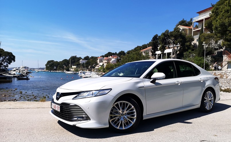 Toyota Camry z napędem hybrydowym na europejski rynek trafia z fabryki w Japonii. W porównaniu do "wersji amerykańskiej" ma o 30 proc. skuteczniejsze hamulce i bardziej sprężyście zestrojone zawieszenie, które nadal zapewnia komfort