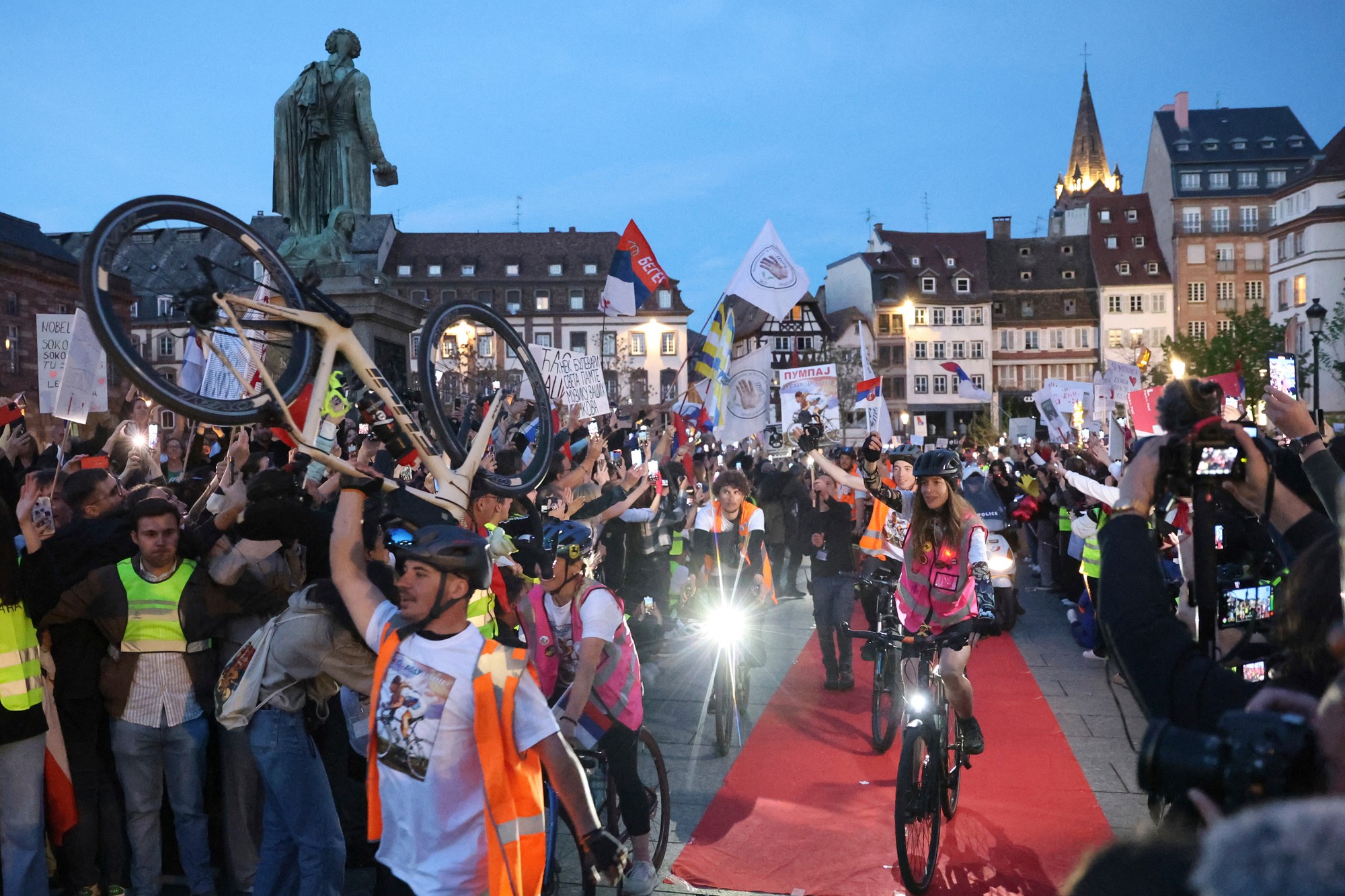 Srbskí študenti protestujúci proti vláde dorazili na bicykloch do Štrasburgu.