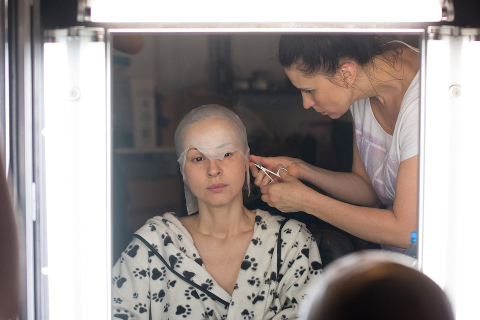 "Twoja Twarz Brzmi Znajomo": Monika Dryl w trakcie charakteryzacji (fot. Polsat)