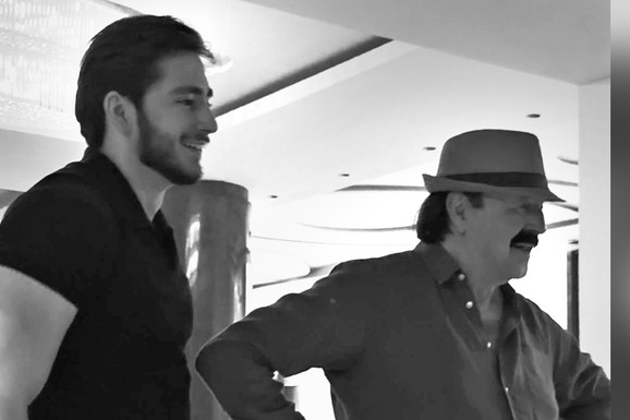 HARIS DŽINOVIĆ ZA BAJRAM OKUPIO ESTRADU U LUKS VILI NA SENJAKU Sin Kan se ne odvaja od njega: Zajedno dočekuju goste, i pesma se ori: "Tako je suđeno"