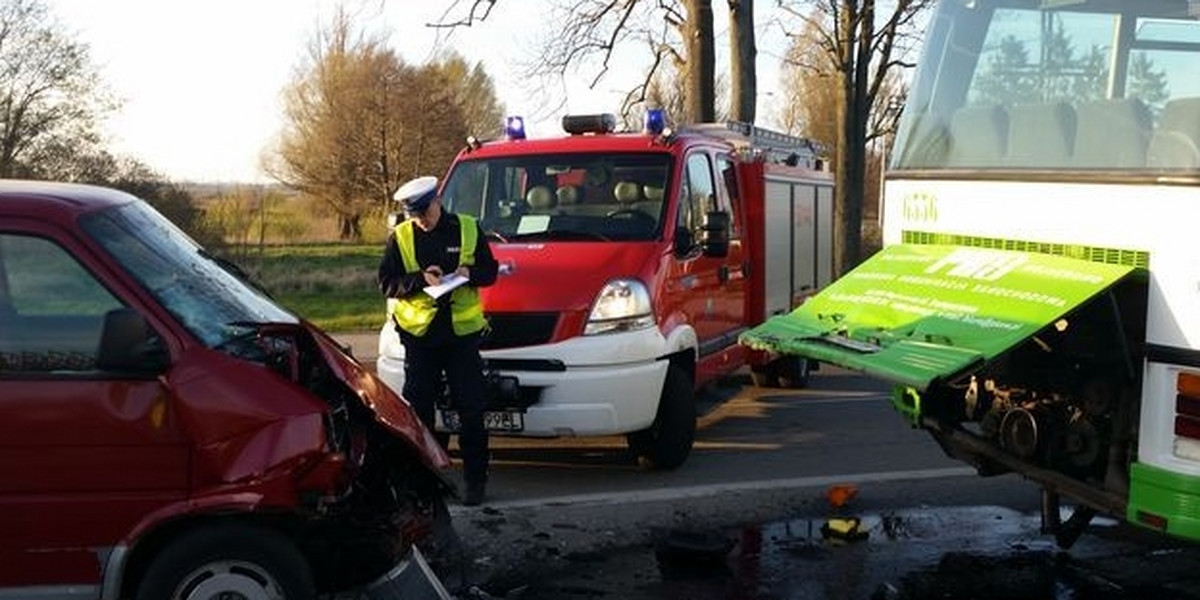 Straszna śmierć emeryta. Zasłabł i... wjechał pod autobus