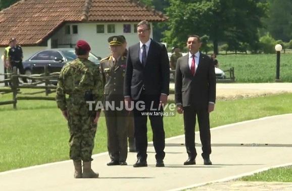 Predsednik Vučić na vojnoj smotri