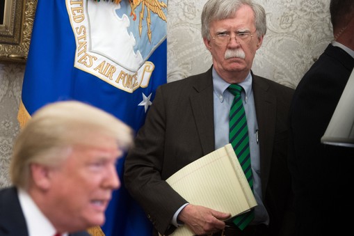 John Bolton, doradca ds. bezpieczeństwa narodowego, i prezydent Donald Trump w Białym Domu, Waszyngton, 17 maja 2018 r. Fot.  Saul Loeb/AFP/East News 