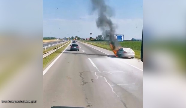 Gori automobil kod Stare Pazove.jpg