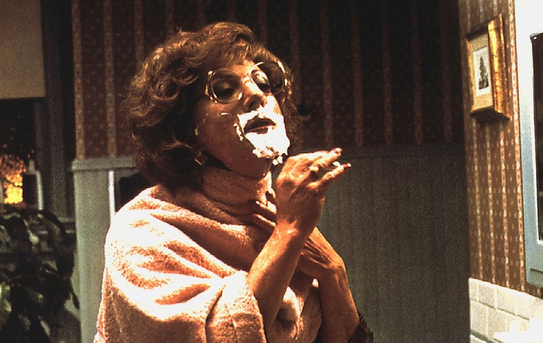 8. Nikt nie jest w stanie rozpoznać mężczyzny przebranego za kobietę. Nikt nie jest przebrany tak dobrze, jak mężczyzna w kwiecistej sukience. Przebrany za kobietę, czarnoskóry może zostać wzięty za białego, dorosły mężczyzna za nastolatkę, a ojciec może udawać obcą osobę przed swoimi własnymi dziećmi. Przykłady: 'Pani Doubtfire', 'Agenci bardzo specjalni', 'Agent XXL', 'Tootsie' (foto)