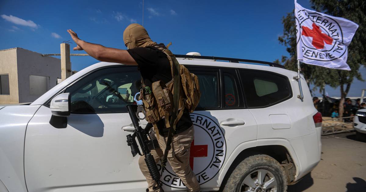 Hamas uwolnił wszystkich żywych zakładników. Ruszyły autobusy z Palestyńczykami