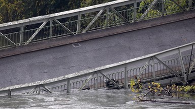 We Francji zawalił się most, do rzeki wpadła ciężarówka