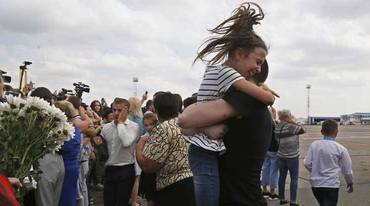 Rokonok üdvözlik kiszabadult hozzátartozóikat // Forrás: MTI/AP/Efrem Lukackij