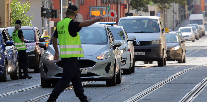 Agresywny kierowca już w rękach policji! Wcześniej potrącił strażnika miejskiego!