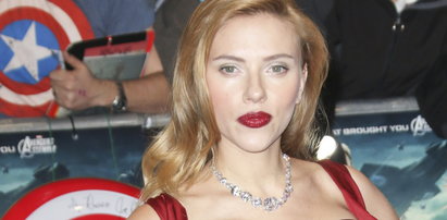 Scarlett w bardzo kobiecej kreacji