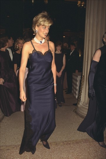 1996 Diana walesi hercegnő - 1996. december 9-én tervezők és múzsáik gyűlnek össze a Metropolitan Művészeti Múzeumban, hogy megünnepeljék Christian Dior munkásságát. A gálán Diana hercegné egy John Galliano által tervezett Dior ruhát viselt.