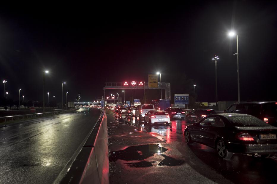 Feltorlódott kocsisor az osztrák-magyar határon./ Fotó: MTI/EPA/Christian Bruna