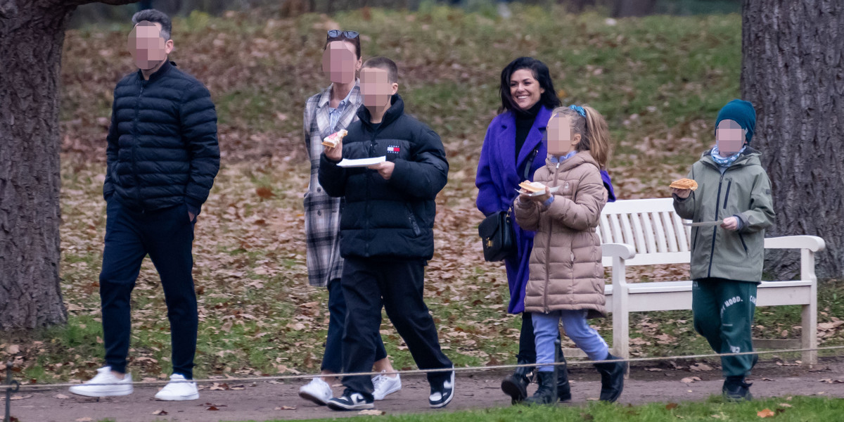 Katarzyna Cichopek na spacerze z rodziną. 