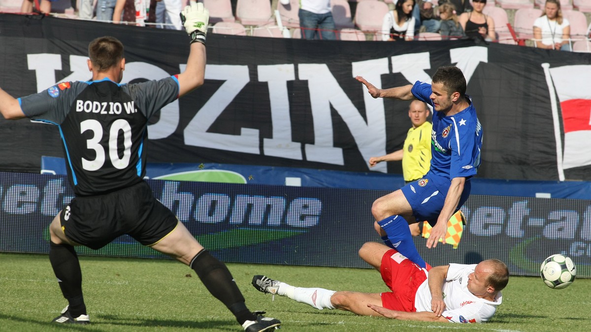 W meczu 28. kolejki piłkarskiej Ekstraklasy Wisła Kraków rozgromiła w Łodzi miejscowy ŁKS 4:0 (1:0) i ponownie znalazła się na pierwszym miejscu w lidze. Bramki dla gości strzelili Paweł Brożek (dwie), Patryk Małecki i Piotr Ćwielong.