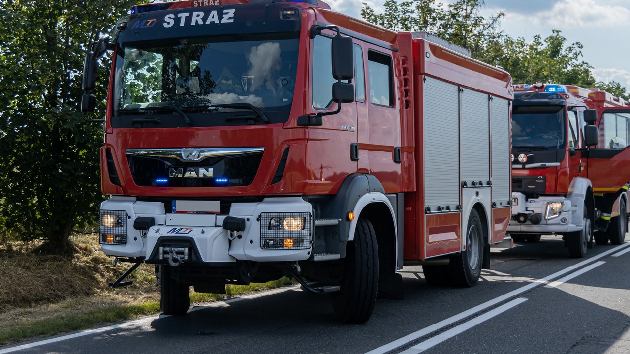 Pożar hali na Śląsku. Na miejscu samolot gaśniczy, strażacy apelują do mieszkańców