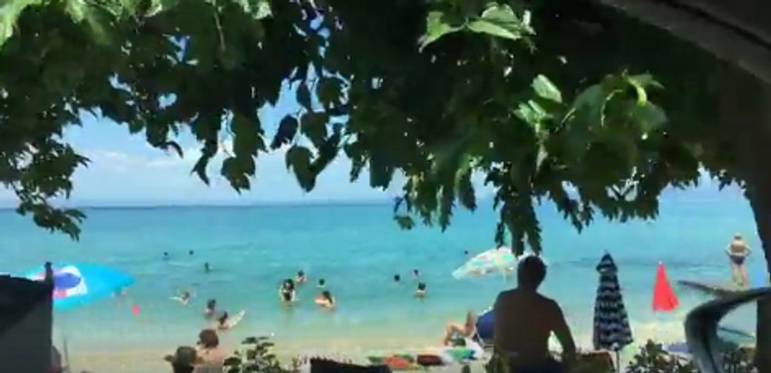 Turisti u Pefkohoriju uživaju na plaži
