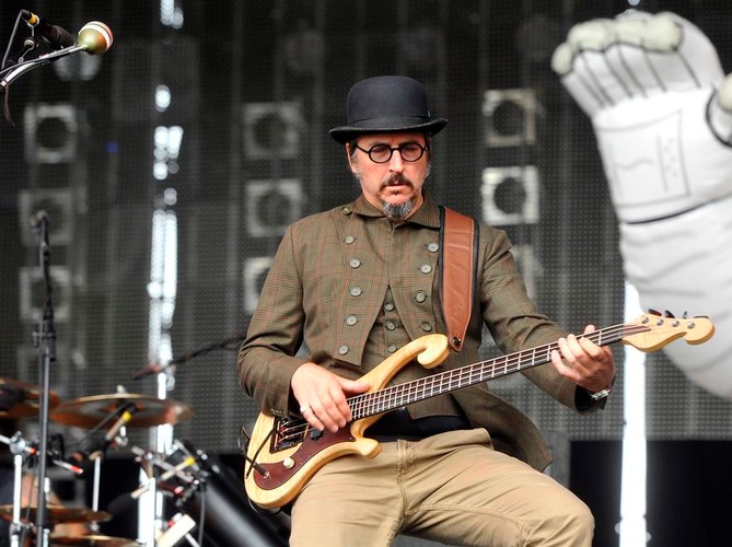 Primus: konsekwentnie jak z innej epoki. Dwurzędowa marynarka a’la surdut, krata, militarne guziki, kapelusz, okrągłe okulary i bokobrody