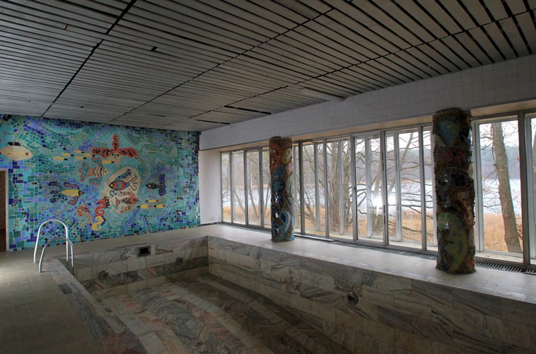 Basen w budynku hotelowym ośrodka wypoczynkowego 'Kormoran'