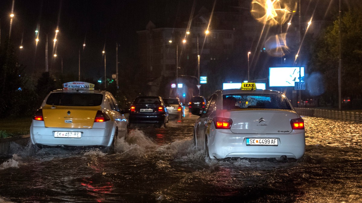 Ponad 20 osób zginęło w wyniku miejscowych gwałtownych ulew i powodzi, do których doszło w nocy z soboty na niedzielę w stolicy Macedonii, Skopje, i jej okolicach - poinformowała policja. Ponad 50 osób zostało rannych, kilka jest poszukiwanych.