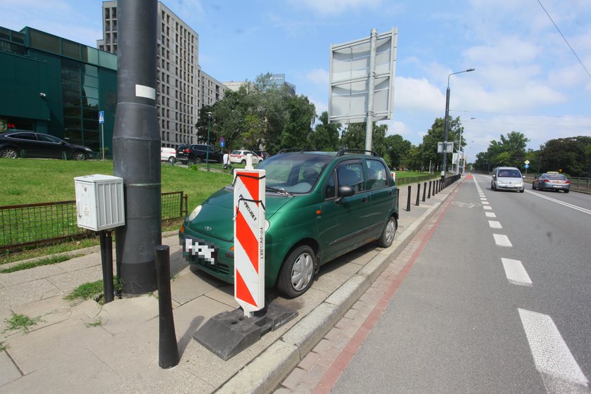 Stary matiz zablokował drogowców