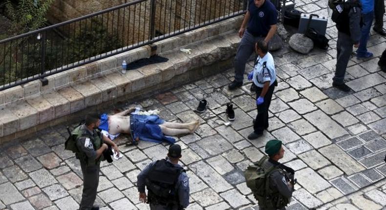 Palestinian shot dead after stabbing Israeli policemen in Jerusalem