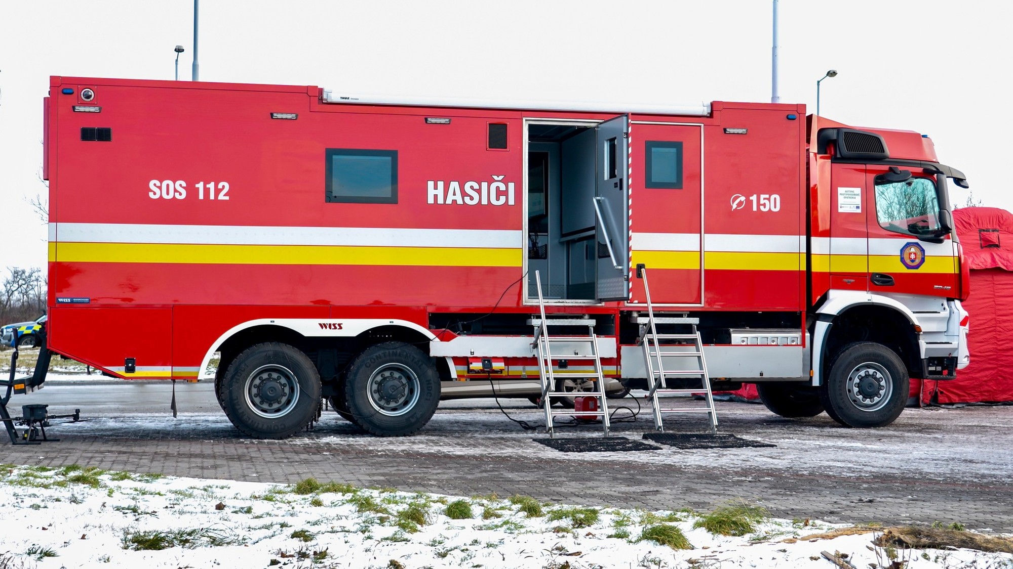 Hasiči zasahujú pri úniku hydroxidu sodného v Rajeckej Lesnej. (ilustračné foto)