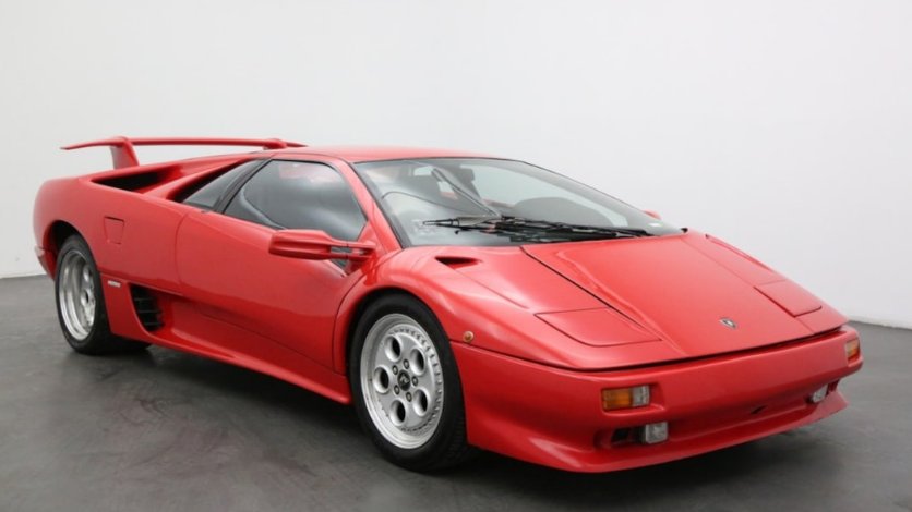 Lamborghini Diablo zostało wykorzystane przez Bonda w scenie opuszczenia samolotu