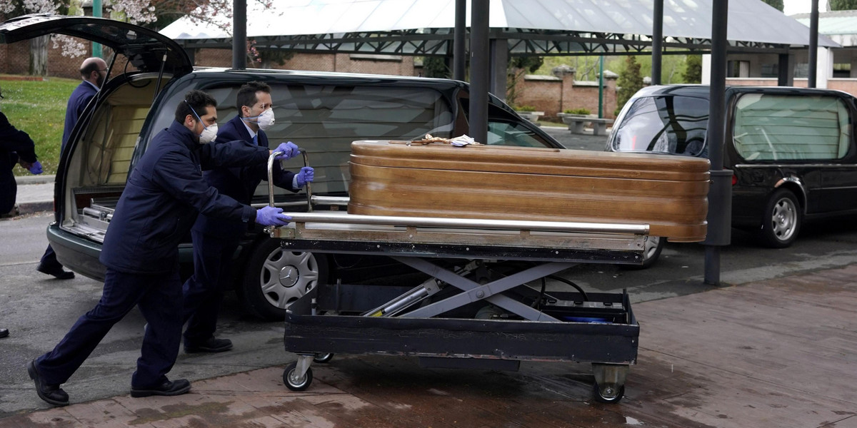 Krematoria w Madrycie nie nadążają ze spopielaniem zwłok
