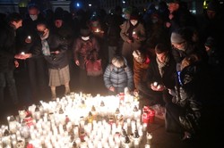 Odpowiedź na apel Tuska. Setki zniczy zapłonęły, by uczcić ofiary pandemii