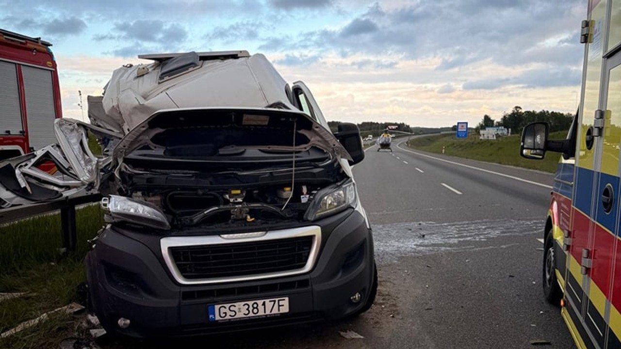 Zderzenie busa z pomocą drogową na S6. Nie żyje jedna osoba