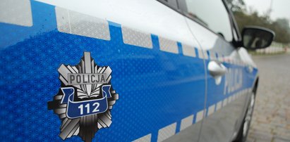 Pijany kierowca bez uprawnień uciekał przed policją. Jazdę zakończył na barierce