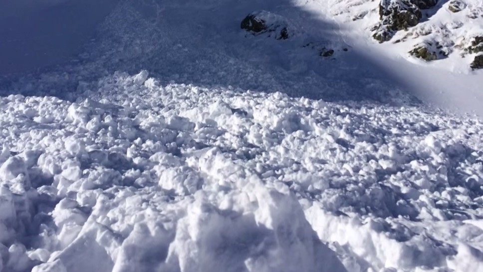 Lavína pod snowbordistom.