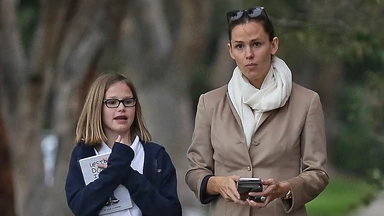 Jennifer Garner przyłapana na spacerze z córką. Jak aktorka wygląda bez makijażu?
