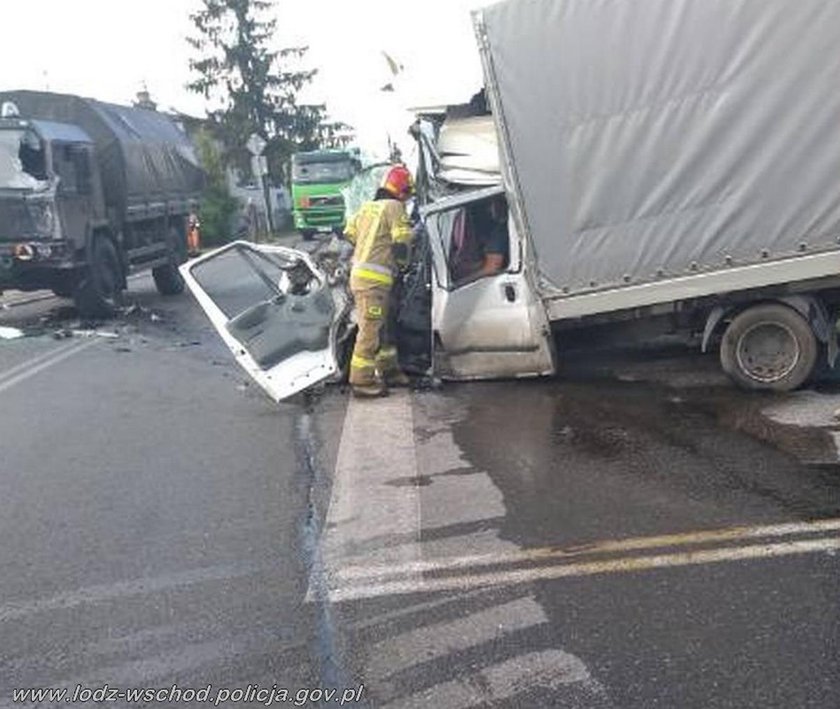 Groza w Koluszkach. Auto uderzyło w wojskową ciężarówkę