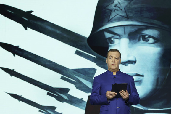 "DOĆI ĆE DO GLOBALNE KATASTROFE!" Medvedev preti Zapadu: Rusija će morati da odgovori na ulazak zapadnih trupa u Ukrajinu