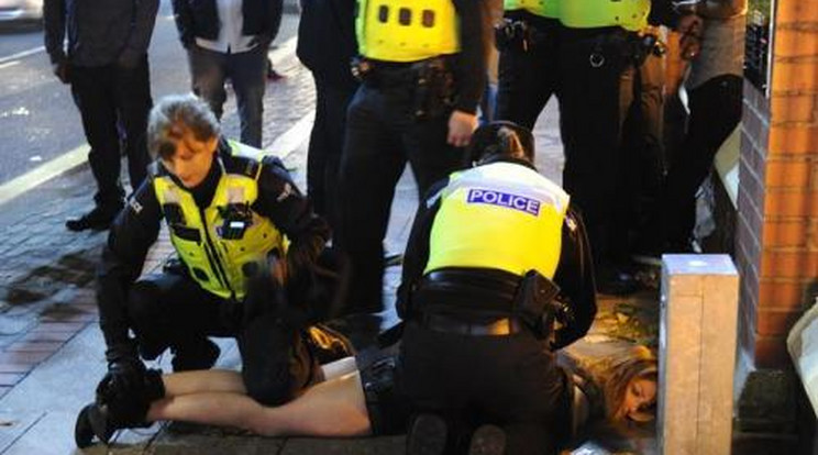 Utcai harcokba fulladt a Halloween! Részeg britek csaptak össze a rendőrökkel