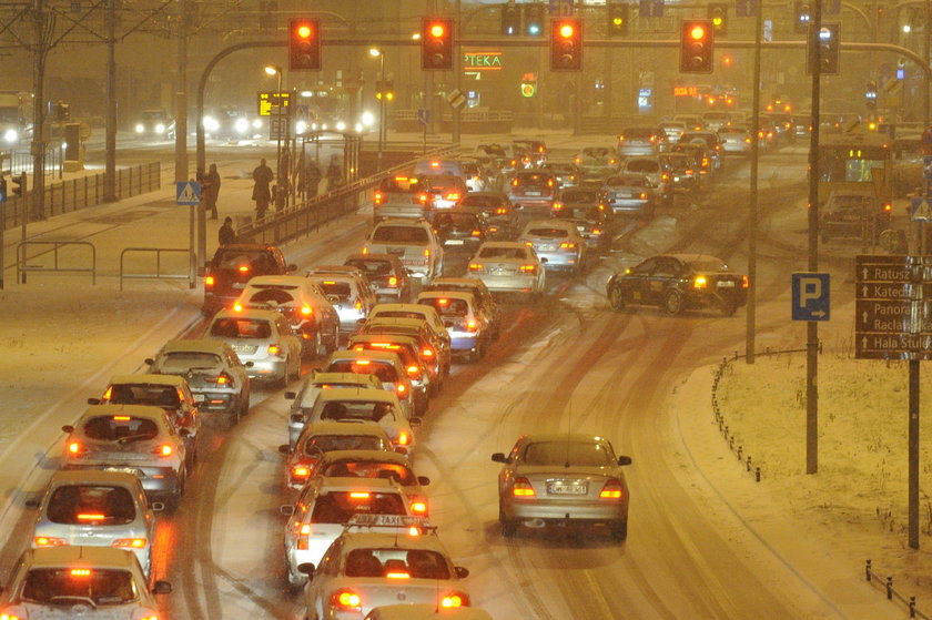Z powodu gwałtownych śnieżyc wiele dróg na południu Polski jest kompletnie sparaliżowanych
