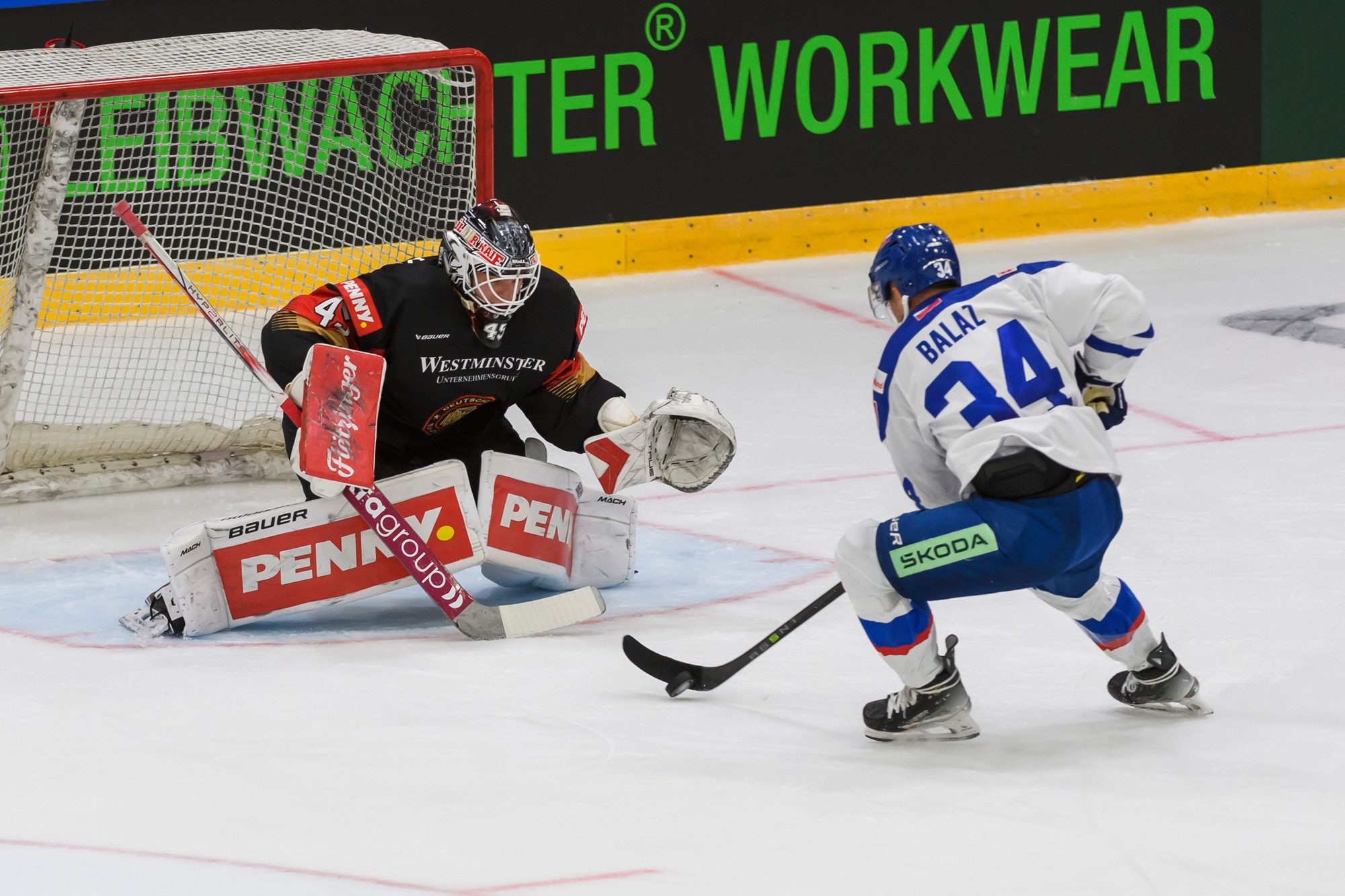 Jozef Baláž (Slovensko) a brankár  Tobias Ancicka (Nemecko).