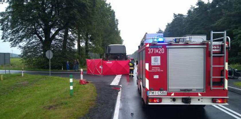 Opel roztrzaskał się o autobus. Problem z ustaleniem płci ofiar
