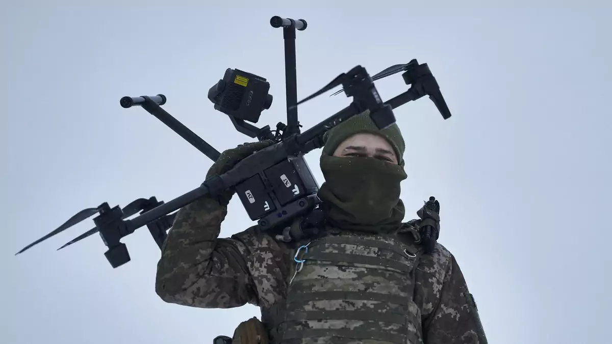 Ukraiński żołnierz z dronem